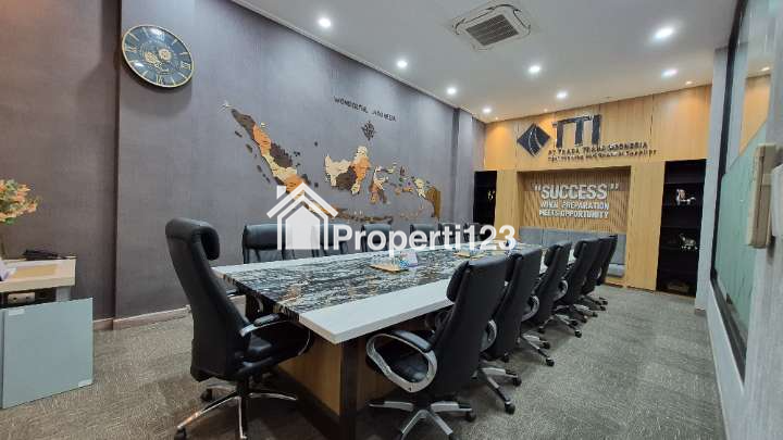 Dijual 2 ruko gandeng dengan finishing interior mewah di Kelapa Gading - 3