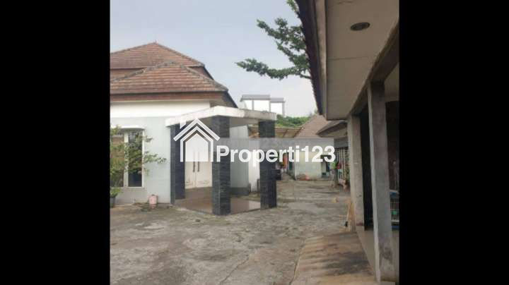 Rumah Luas dikawasan Bisnis yang berkembang pesat di Cibinong Kabupaten Bogor.  +/- 1 km dari Jalan Raya Mayor Oking - 2