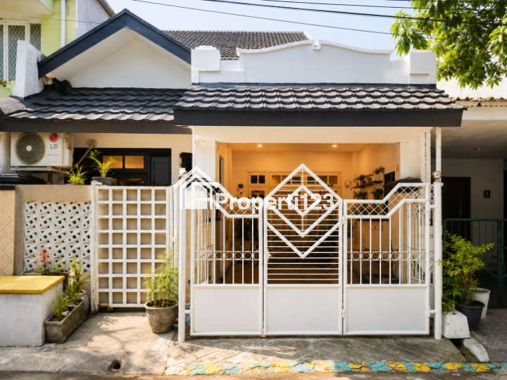 Rumah Semi Furnished di Perumahan Babatan Pilang Wiyung Surabaya Dekat Tol Gunungsari Unesa Pakuwon - 1