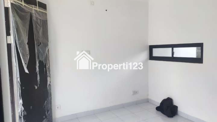 RUMAH 2 LANTAI SIAP HUNI – LOKASI STRATEGIS PASAR KEMIS! SHM • 2 KT • 2 KM • CARPORT • DEKAT TOL & STASIUN Harga Rp600 Juta WA: 0858 8152 5258 - 3