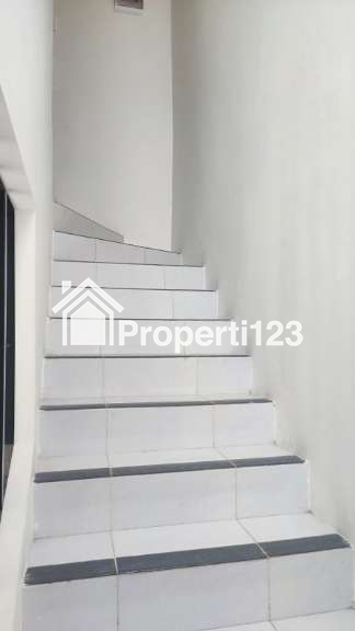 RUMAH 2 LANTAI SIAP HUNI – LOKASI STRATEGIS PASAR KEMIS! SHM • 2 KT • 2 KM • CARPORT • DEKAT TOL & STASIUN Harga Rp600 Juta WA: 0858 8152 5258 - 7