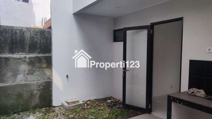 RUMAH 2 LANTAI SIAP HUNI – LOKASI STRATEGIS PASAR KEMIS! SHM • 2 KT • 2 KM • CARPORT • DEKAT TOL & STASIUN Harga Rp600 Juta WA: 0858 8152 5258 - 8