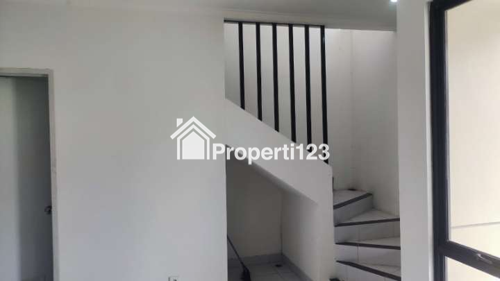 RUMAH 2 LANTAI SIAP HUNI – LOKASI STRATEGIS PASAR KEMIS! SHM • 2 KT • 2 KM • CARPORT • DEKAT TOL & STASIUN Harga Rp600 Juta WA: 0858 8152 5258 - 10