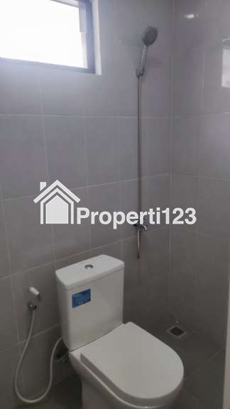 RUMAH 2 LANTAI SIAP HUNI – LOKASI STRATEGIS PASAR KEMIS! SHM • 2 KT • 2 KM • CARPORT • DEKAT TOL & STASIUN Harga Rp600 Juta WA: 0858 8152 5258 - 5