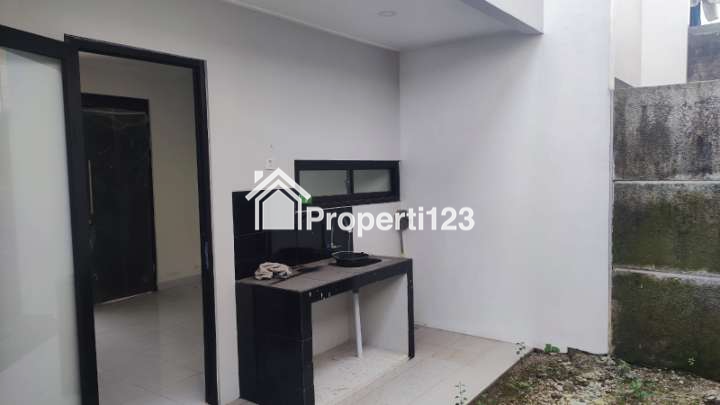 RUMAH 2 LANTAI SIAP HUNI – LOKASI STRATEGIS PASAR KEMIS! SHM • 2 KT • 2 KM • CARPORT • DEKAT TOL & STASIUN Harga Rp600 Juta WA: 0858 8152 5258 - 9