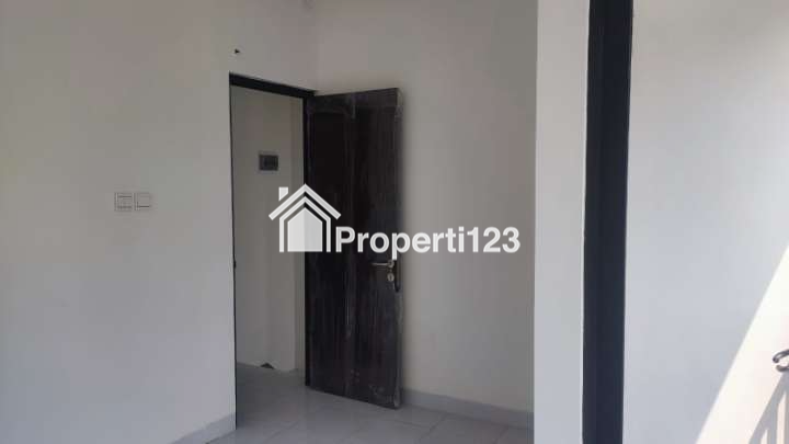 RUMAH 2 LANTAI SIAP HUNI – LOKASI STRATEGIS PASAR KEMIS! SHM • 2 KT • 2 KM • CARPORT • DEKAT TOL & STASIUN Harga Rp600 Juta WA: 0858 8152 5258 - 4
