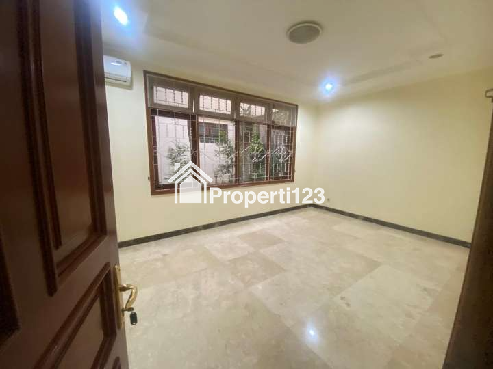 Sewa Rumah Kantor Luas dengan Swimming Pool di Lebak Bulus, Cilandak Barat, Jakarta Selatan - 3