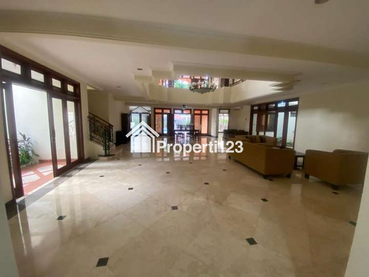 Sewa Rumah Kantor Luas dengan Swimming Pool di Lebak Bulus, Cilandak Barat, Jakarta Selatan - 1