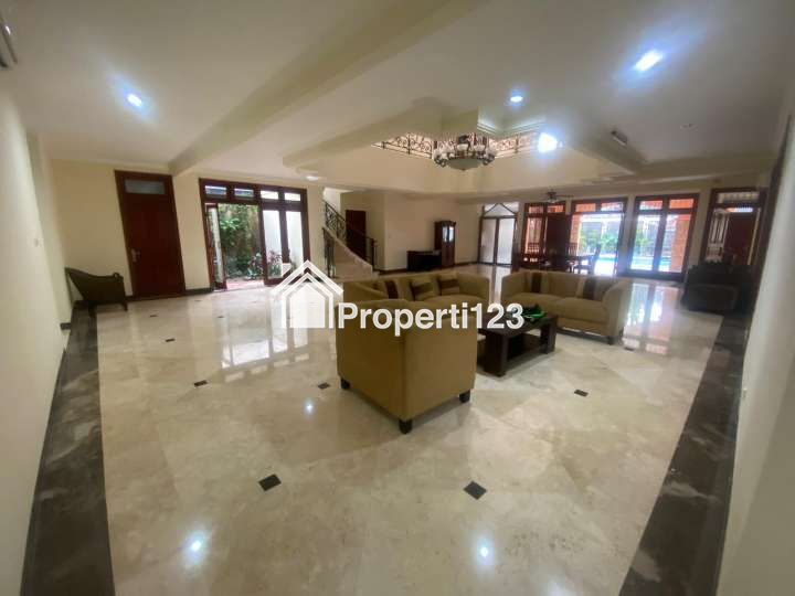 Sewa Rumah Kantor Luas dengan Swimming Pool di Lebak Bulus, Cilandak Barat, Jakarta Selatan - 7