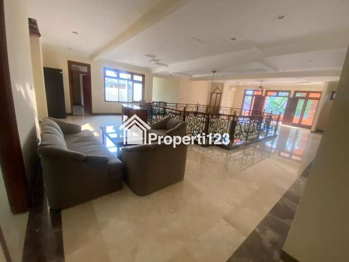 Sewa Rumah Kantor Luas dengan Swimming Pool di Lebak Bulus, Cilandak Barat, Jakarta Selatan - 10