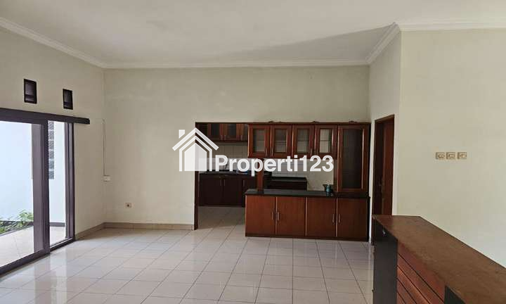 Rumah Gaya American Classic Semi Furnished 3 Kamar Tidur 2 Kamar Mandi Carport Lingkungan Tenang Nyaman dan Aman di Sayap Jalan Terusan Jakarta Antapani Bandung - 5