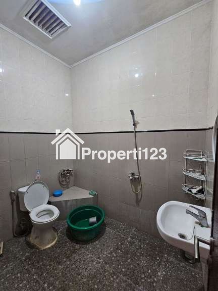 Rumah Gaya American Classic Semi Furnished 3 Kamar Tidur 2 Kamar Mandi Carport Lingkungan Tenang Nyaman dan Aman di Sayap Jalan Terusan Jakarta Antapani Bandung - 8