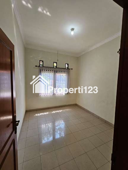 Rumah Gaya American Classic Semi Furnished 3 Kamar Tidur 2 Kamar Mandi Carport Lingkungan Tenang Nyaman dan Aman di Sayap Jalan Terusan Jakarta Antapani Bandung - 7