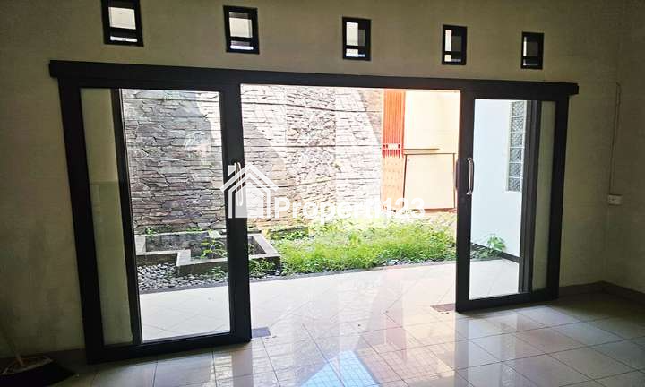 Rumah Gaya American Classic Semi Furnished 3 Kamar Tidur 2 Kamar Mandi Carport Lingkungan Tenang Nyaman dan Aman di Sayap Jalan Terusan Jakarta Antapani Bandung - 4