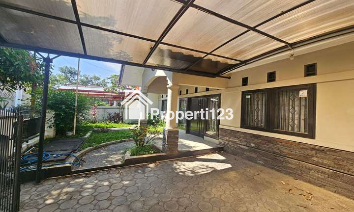 Rumah Gaya American Classic Semi Furnished 3 Kamar Tidur 2 Kamar Mandi Carport Lingkungan Tenang Nyaman dan Aman di Sayap Jalan Terusan Jakarta Antapani Bandung - 2