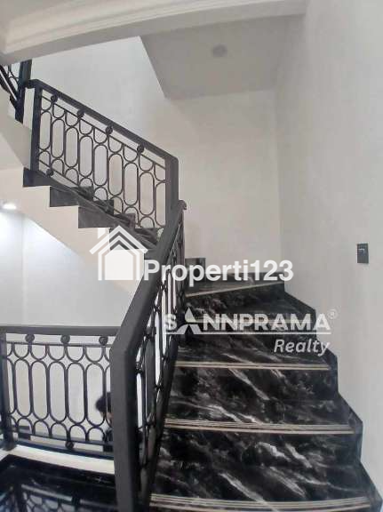 Rumah American Classic 4 lantai di Jagakarsa Jakarta Selatan - 8