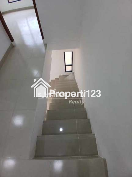 Rumah hook 2 lantai dalam cluster di Pengasinan Depok - 10