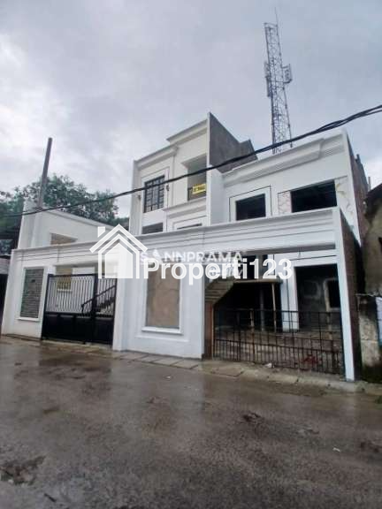Rumah 3 lantai + rooftop di Meruyung Depok - 2