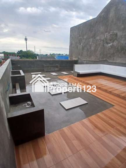 Rumah 3 lantai + rooftop di Meruyung Depok - 4