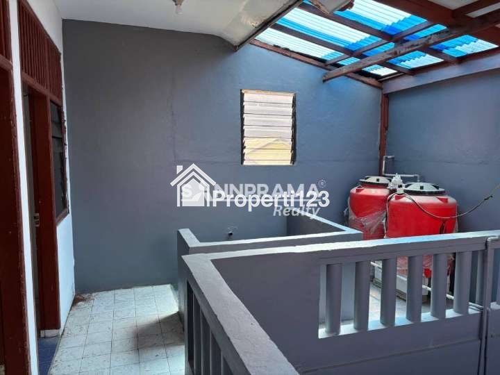 Rumah second 2 lantai strategis di Beji Depok - 9