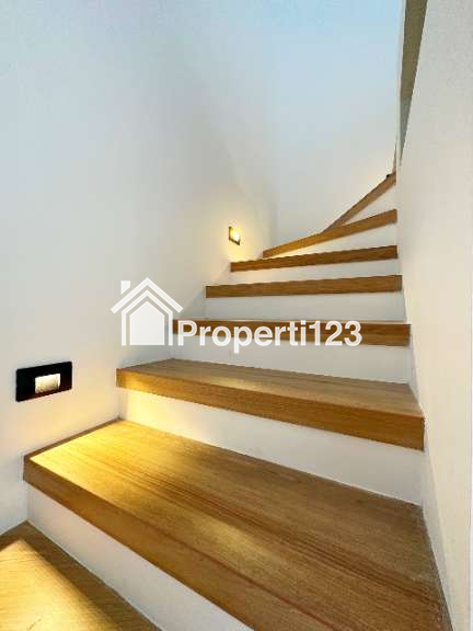 Rumah Neo Classic style 2lantai di Jatibening Kota Bekasi - 4