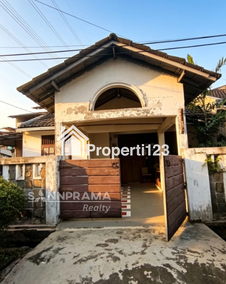 Rumah second dengan tanah luas di Beji Depok - 1
