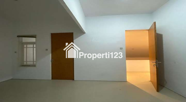 Rumah Neo-Kasik Tropis 2 Lantai Siap Huni 6 Kamar Tidur 3 Kamar Mandi Carport Garasi  Lingkungan Tenang Nyaman dan Aman di Sayap Jl. Soekarno Hatta Bandung - 8