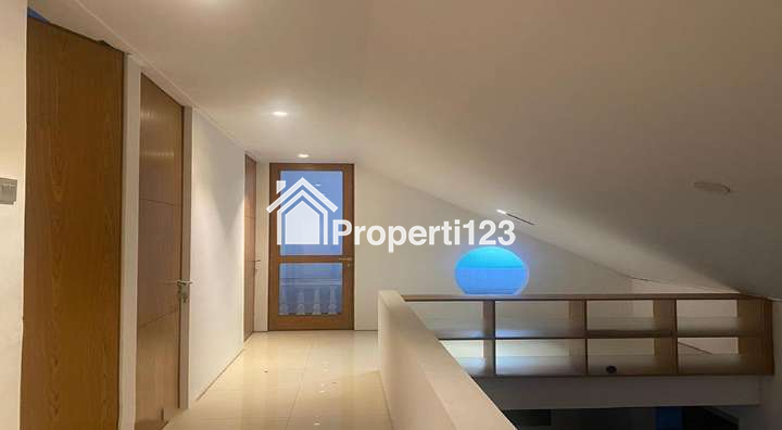 Rumah Neo-Kasik Tropis 2 Lantai Siap Huni 6 Kamar Tidur 3 Kamar Mandi Carport Garasi  Lingkungan Tenang Nyaman dan Aman di Sayap Jl. Soekarno Hatta Bandung - 9