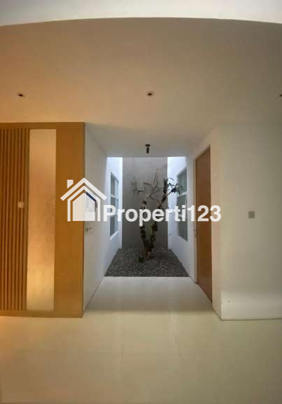 Rumah Neo-Kasik Tropis 2 Lantai Siap Huni 6 Kamar Tidur 3 Kamar Mandi Carport Garasi  Lingkungan Tenang Nyaman dan Aman di Sayap Jl. Soekarno Hatta Bandung - 12