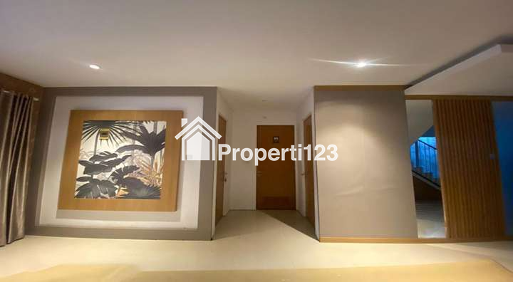 Rumah Neo-Kasik Tropis 2 Lantai Siap Huni 6 Kamar Tidur 3 Kamar Mandi Carport Garasi  Lingkungan Tenang Nyaman dan Aman di Sayap Jl. Soekarno Hatta Bandung - 3