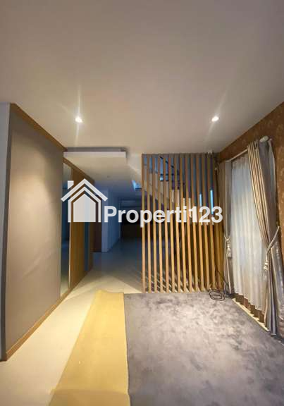 Rumah Neo-Kasik Tropis 2 Lantai Siap Huni 6 Kamar Tidur 3 Kamar Mandi Carport Garasi  Lingkungan Tenang Nyaman dan Aman di Sayap Jl. Soekarno Hatta Bandung - 11