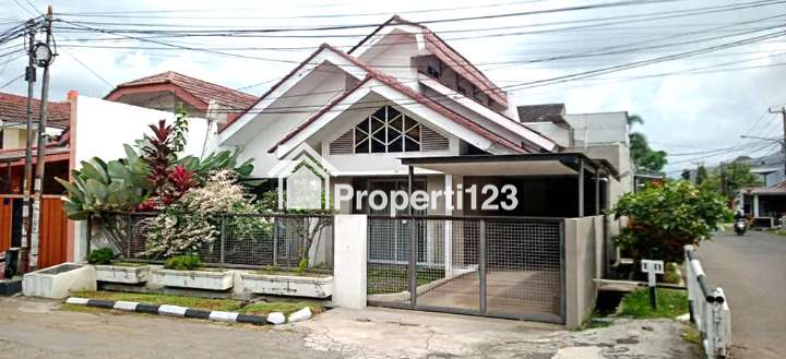 Rumah Neo-Kasik Tropis 2 Lantai Siap Huni 6 Kamar Tidur 3 Kamar Mandi Carport Garasi  Lingkungan Tenang Nyaman dan Aman di Sayap Jl. Soekarno Hatta Bandung - 1