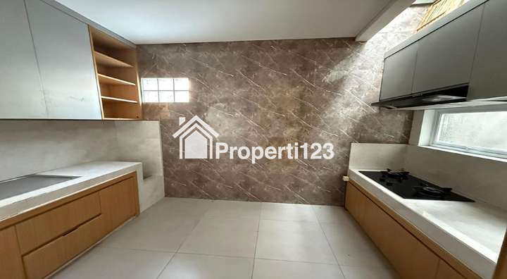 Rumah Neo-Kasik Tropis 2 Lantai Siap Huni 6 Kamar Tidur 3 Kamar Mandi Carport Garasi  Lingkungan Tenang Nyaman dan Aman di Sayap Jl. Soekarno Hatta Bandung - 4