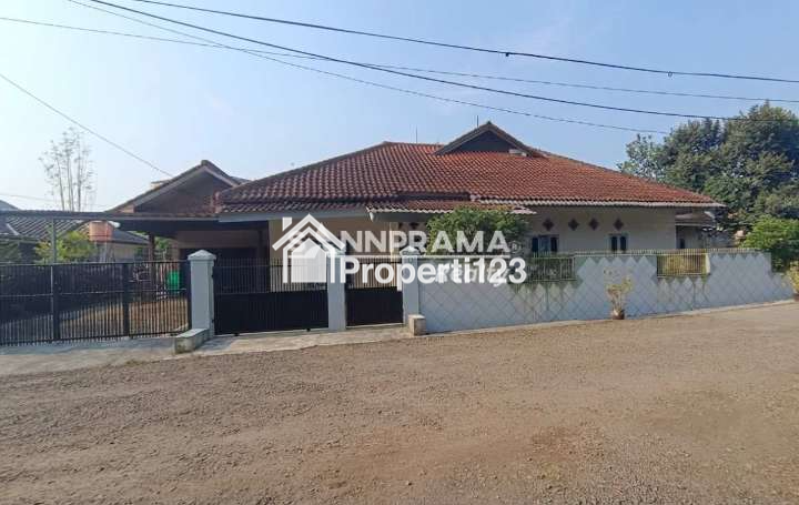 Rumah dengan halaman luas di Arco Duren Seribu Depok - 1