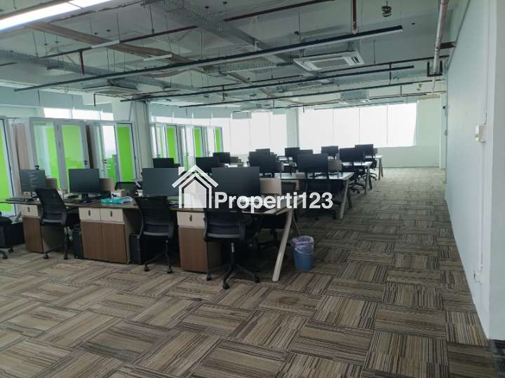 Over Sewa Kantor Siap Pakai Full Furnish 500 m2 Tangerang - 1