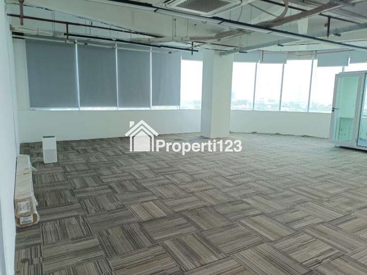 Over Sewa Kantor Siap Pakai Full Furnish 500 m2 Tangerang - 3