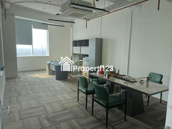 Over Sewa Kantor Siap Pakai Full Furnish 500 m2 Tangerang - 9