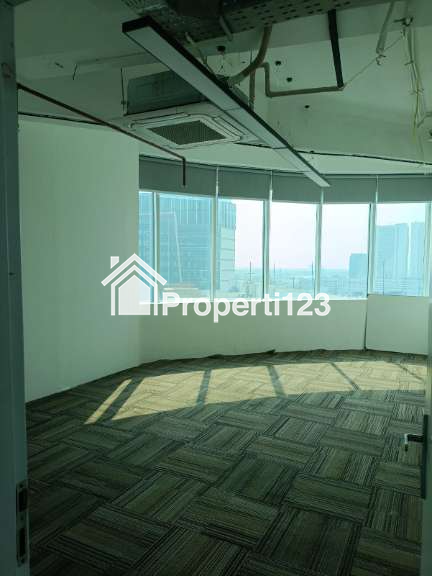 Over Sewa Kantor Siap Pakai Full Furnish 500 m2 Tangerang - 8
