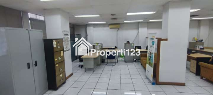 Ruko Gandeng Tiga Duta Merlin Hadap Jalan Gajah Mada Gambir Jakarta - 10
