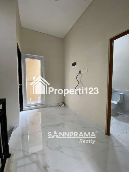 Rumah 2 lantai murah siap huni dp 0% lokasi strategis dilimo Depok - 4
