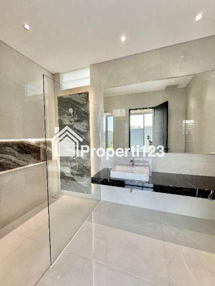RUMAH MEWAH KONSEP VILLA BARU GRESS DI BUKIT GOLF MEDITERANIA SOMERSET CITRALAND SURABAYA - 8