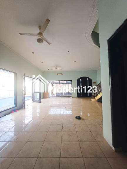 Dijual Rumah Second Strategis di Jagakarsa Jakarta Selatan Bonus Kolam Renang - 4