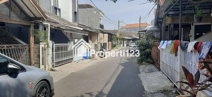 Rumah Klasik Tropis 3 Kamar Tidur 1 Kamar Mandi Carport Eksterior Interior Bersih Terawat Lingkungan Asri Tenang dan Aman di Antapani Bandung - 7