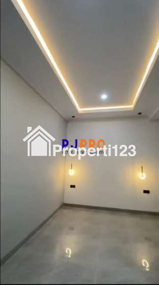 Disewakan Rumah Terenovasi di Summarecon Crown Gading Cluster Regia - 1