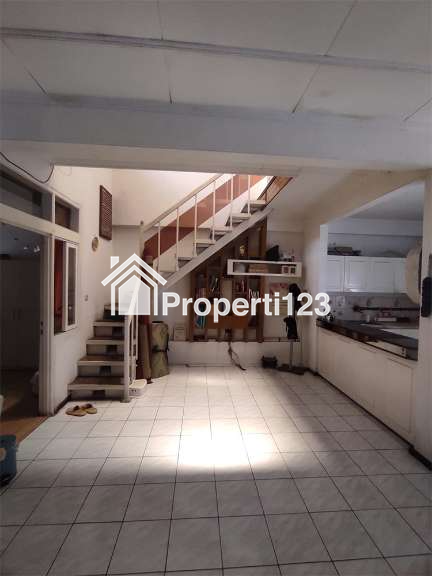Rumah Klasik Tropis 3 Kamar Tidur 1 Kamar Mandi Carport Untuk Kantor Komersial Dekat Pusat Perbelanjaan Perkantoran Pertokoan Kuliner Hiburan di Sayap Jl. Buah Batu Bandung - 4
