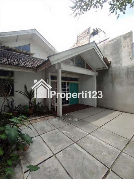 Rumah Klasik Tropis 3 Kamar Tidur 1 Kamar Mandi Carport Untuk Kantor Komersial Dekat Pusat Perbelanjaan Perkantoran Pertokoan Kuliner Hiburan di Sayap Jl. Buah Batu Bandung - 1