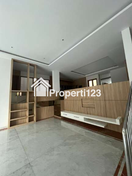 Dijual Rumah di Taman Villa Meruya, Meruya Selatan, Kembangan, Jakarta Barat - 2