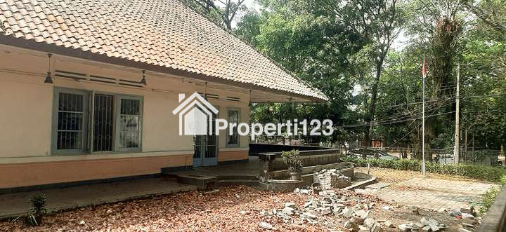 Rumah Belanda Hitung Tanah 1315 m2 SHM View Taman Untuk Kantor Komersial Lingkungan Asri Sejuk Tenang Lokasi Premium Super Strategis di Sayap Jl. Ir. H. Juanda Dago Bandung - 9