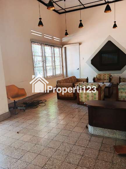 Rumah Belanda Hitung Tanah 1315 m2 SHM View Taman Untuk Kantor Komersial Lingkungan Asri Sejuk Tenang Lokasi Premium Super Strategis di Sayap Jl. Ir. H. Juanda Dago Bandung - 4