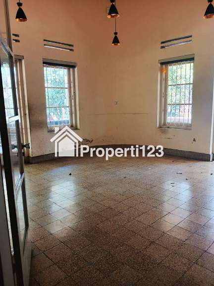 Rumah Belanda Hitung Tanah 1315 m2 SHM View Taman Untuk Kantor Komersial Lingkungan Asri Sejuk Tenang Lokasi Premium Super Strategis di Sayap Jl. Ir. H. Juanda Dago Bandung - 2